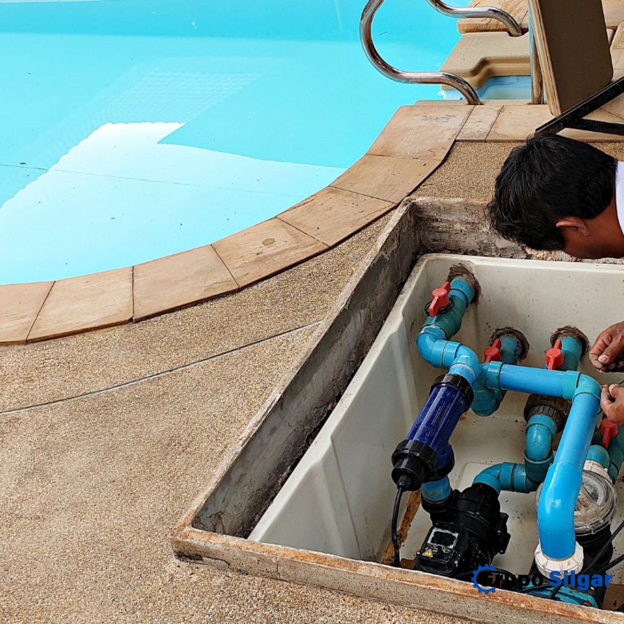 Opèrario de Grupo Silgar haciendo un mantenimiento en una piscina